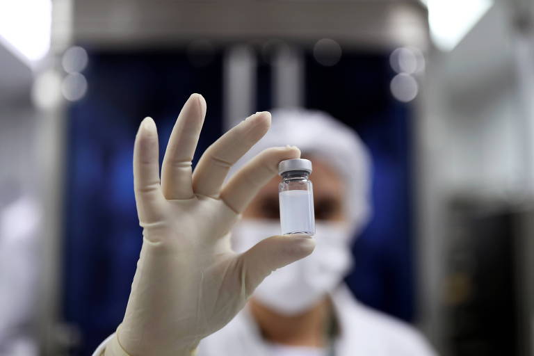 Com adiamentos e dados picados, estratégia de divulgação da Coronavac provoca guerra sobre a vacina